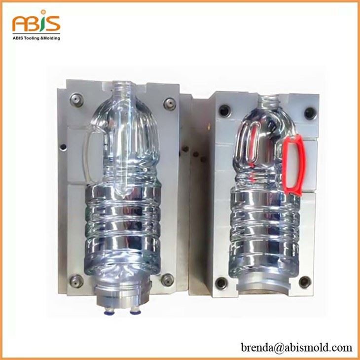 Plastic bottle blowing mold